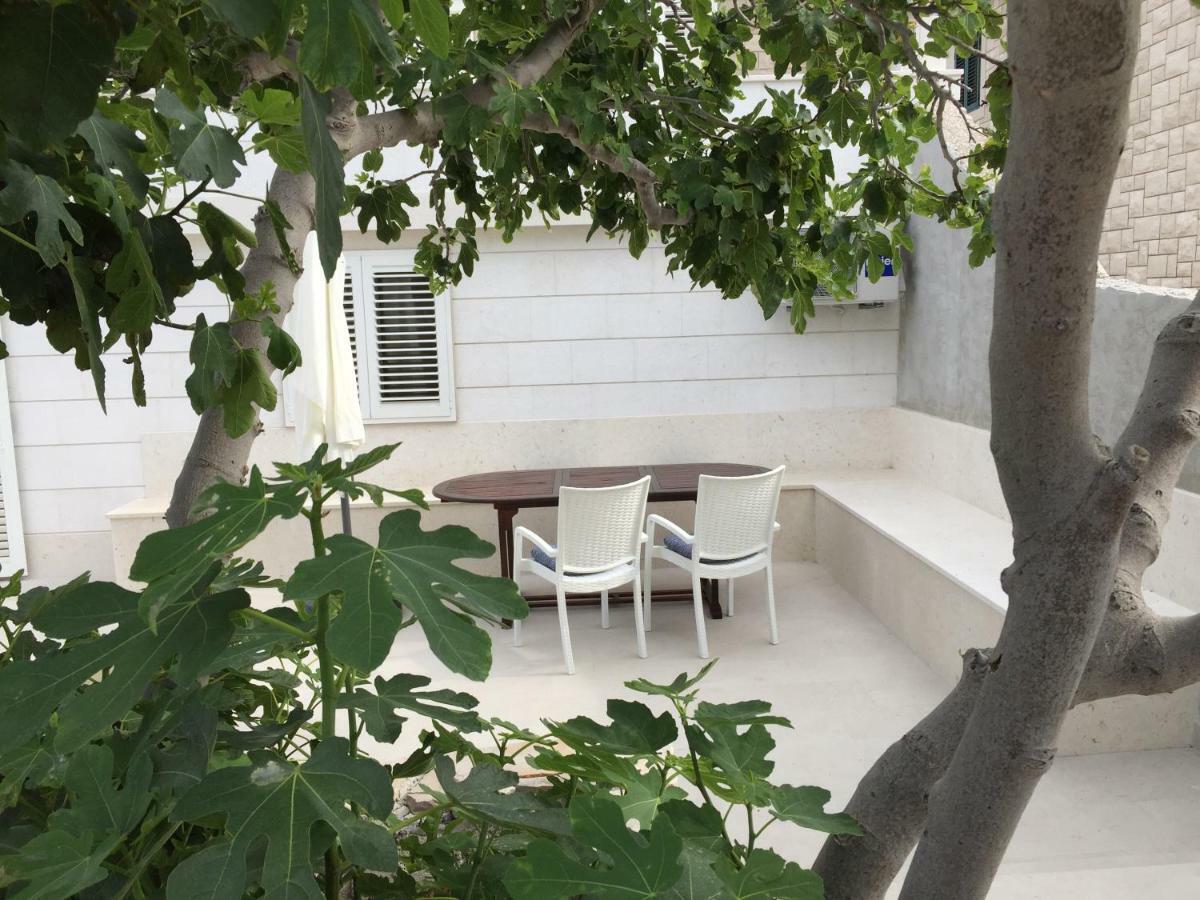 Fig Tree Appartement Povlja  Buitenkant foto